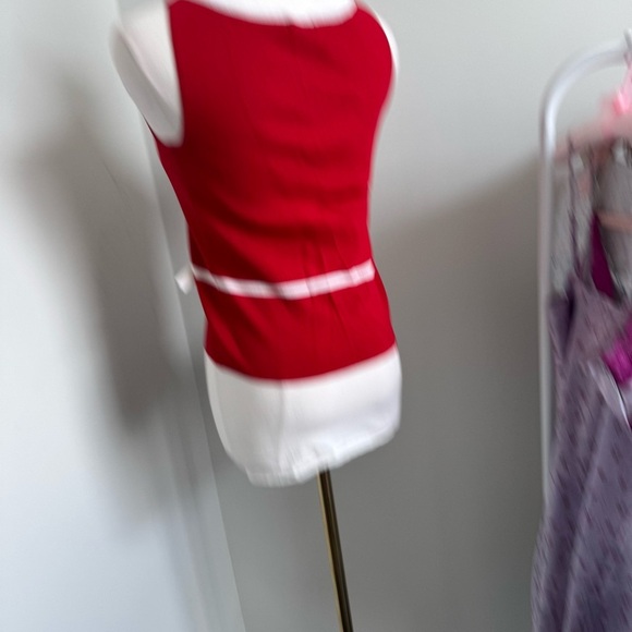 Anne Klein Vtg Y2K Red Sleeveless Tank Top with Rhinestone Graphic & White Trim - Picture 5 of 6